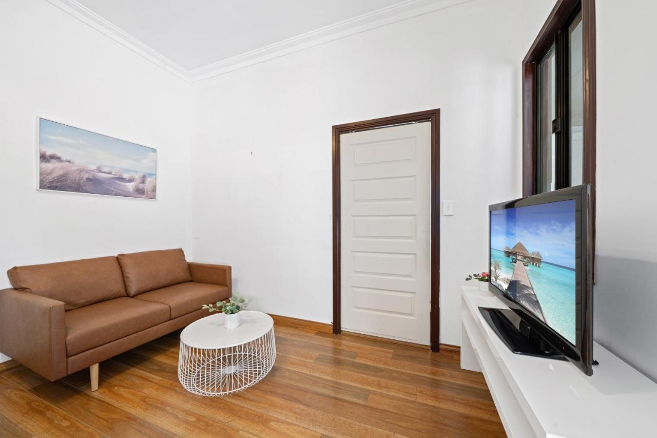Spacious 1 Bedroom Guest House With Free Parking Сидней Экстерьер фото